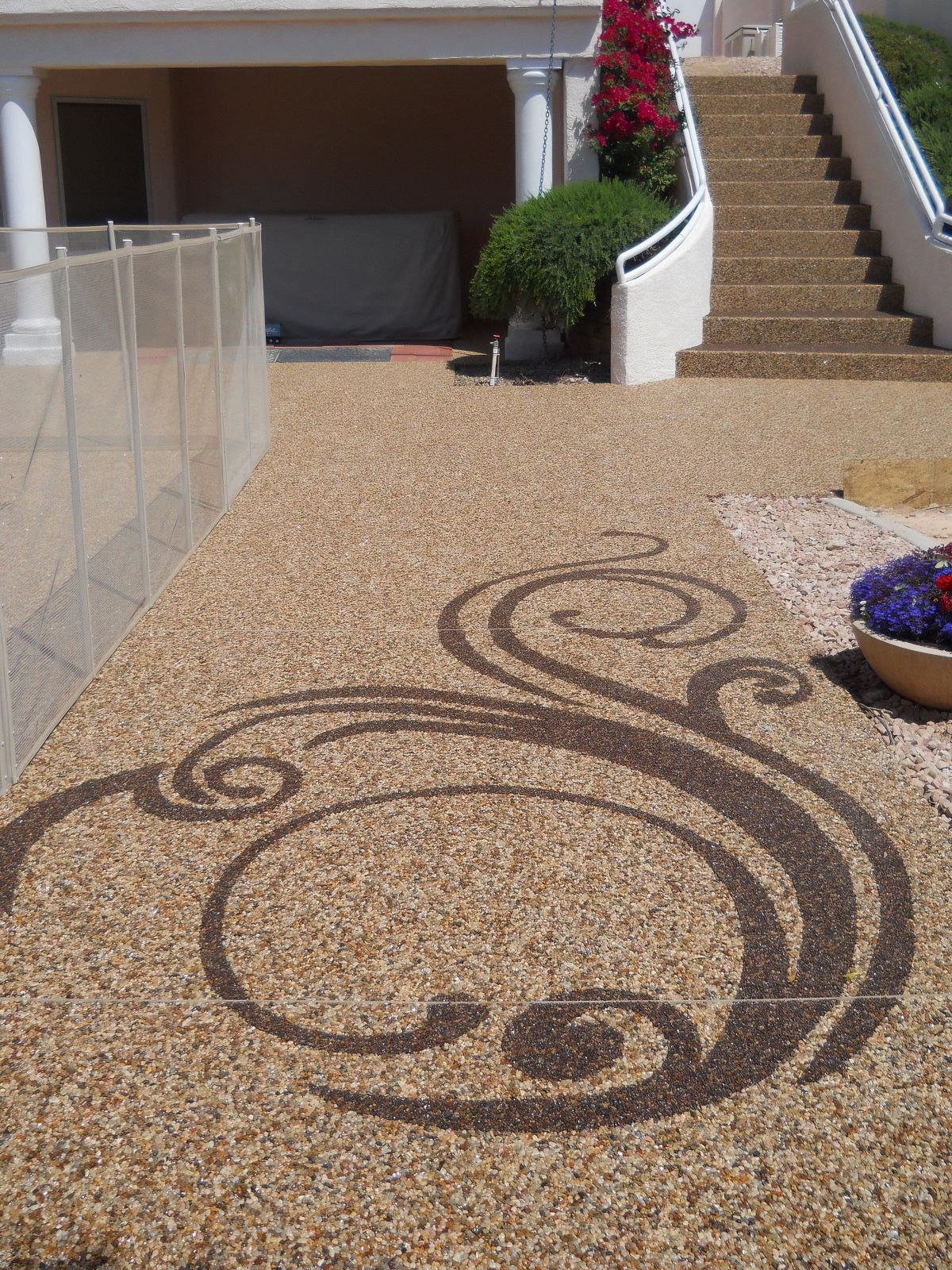 Egyedi minták a Viranix kőszőnyeggel – amikor a burkolat művészetté válik